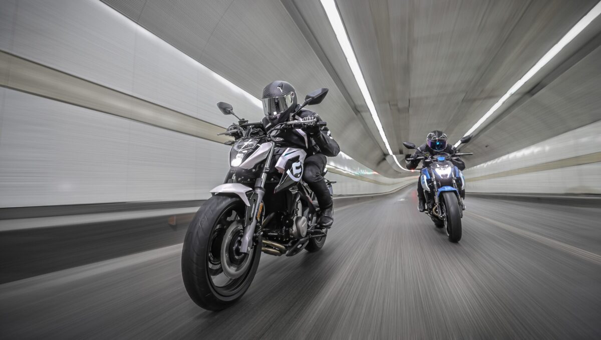 Motos traversant un tunnel. Modèle 650 NK disponible au magasin PROPULSION à Paîta